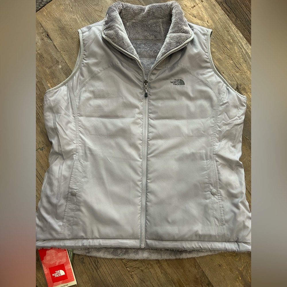 Women’s NWT North Face Mossbud Insulated Metallic Silver Vest XL